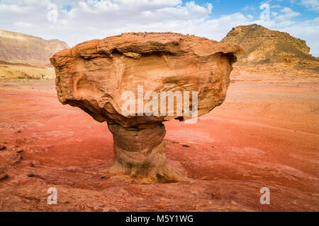 Geological rock formazione chiamato funghi nel Parco Timna in arenaria a secco del deserto del Negev, Eilat, Israele. Inverno giornata soleggiata con soffici nuvole. Tou popolari Foto Stock
