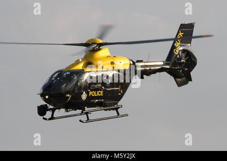 Nazionale di Polizia servizio aereo Eurocopter EC135 nell'overhead di hover Wattisham Airfield in Suffolk. Foto Stock