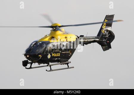 Nazionale di Polizia servizio aereo Eurocopter EC135 nell'overhead di hover Wattisham Airfield in Suffolk. Foto Stock