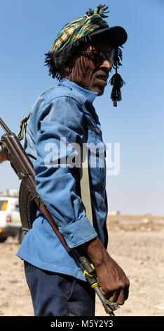 Etiopia,DANIKAL-CIRCA GENNAIO 2018--poliziotto non identificato nel deserto Foto Stock