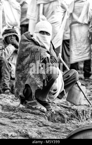 Etiopia,LALIBELA-CIRCA GENNAIO 2018--uomo non identificato a piedi genna celebrazione Foto Stock