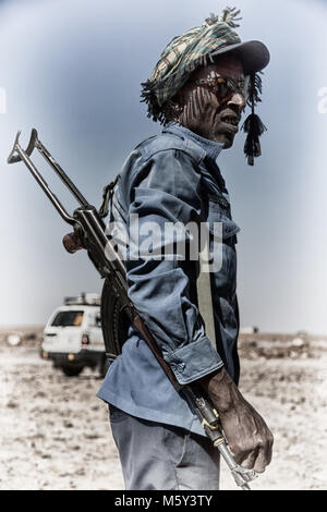 Etiopia,DANIKAL-CIRCA GENNAIO 2018--poliziotto non identificato nel deserto Foto Stock