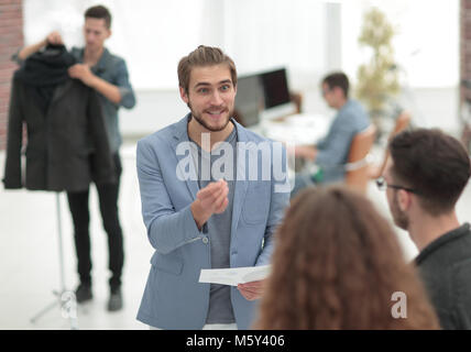 Il successo del team di progettisti che lavorano in ufficio. Foto Stock