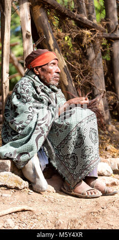 Etiopia,LALIBELA-CIRCA GENNAIO 2018--unidentifiedman uomo di preghiera la genna celebrazione Foto Stock