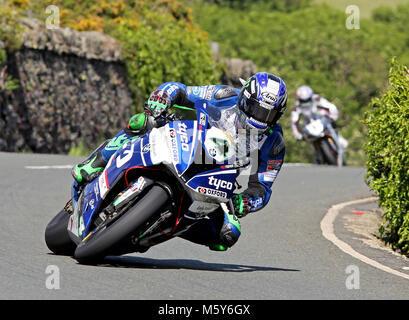 Ian Hutchinson, Hutchy, sulla Tyco BMW S1000RR durante la gara motociclistica Superbike TT all'Isola di Man TT Foto Stock