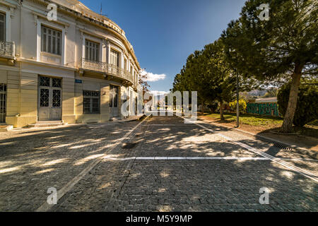 Strada tipica della città di Atene, Grecia Foto Stock