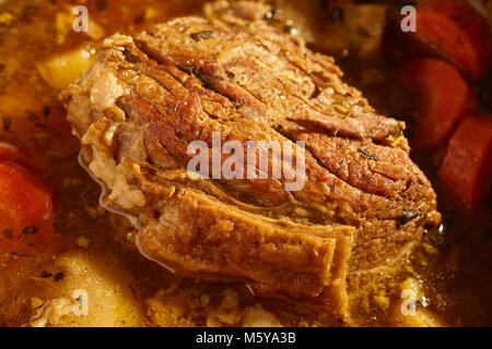 Un classico American pot roast, appena fuori la stufa e ancora nella pentola Foto Stock