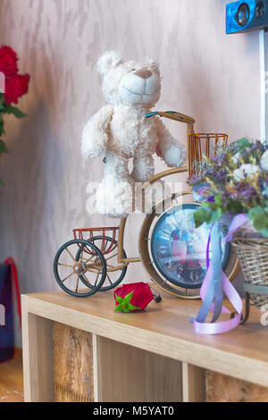 Orsacchiotto di peluche all'interno della casa Foto Stock