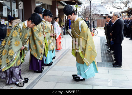 Lo Shintoismo sacerdoti a condurre una cerimonia presso il colorato Kushida santuario di Hakata, Fukuoka, Giappone. Foto Stock