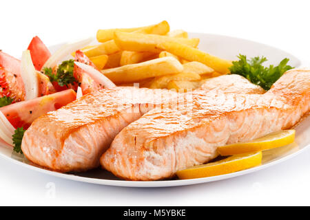 Salmone alla griglia e verdura su sfondo bianco Foto Stock