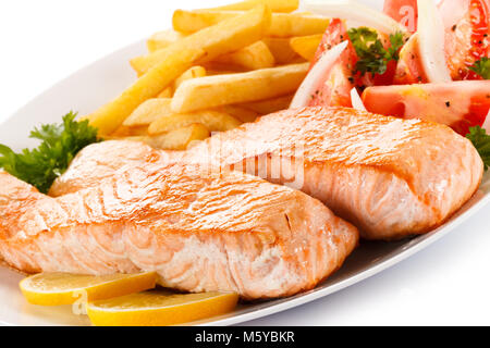 Salmone alla griglia e verdura su sfondo bianco Foto Stock