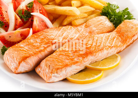 Salmone alla griglia e verdura su sfondo bianco Foto Stock