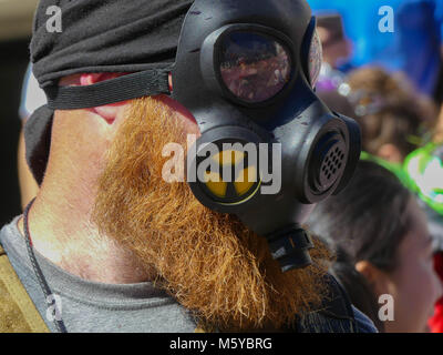 Maschio barba rossa militare indossa maschera a gas street closeup Foto Stock