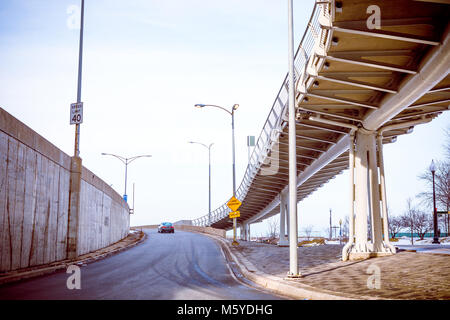 Express way rampa di entrata in Chicago Downtown su una giornata invernale Foto Stock