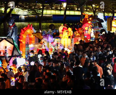 KAOHSIUNG, Taiwan -- Febbraio 19, 2018: Grandi folle girare fuori per il 2018 festa delle lanterne per accogliere l'anno del cane. Foto Stock