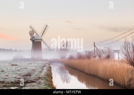 Horsey windpump in Norfolk Broads all'alba. Foto Stock