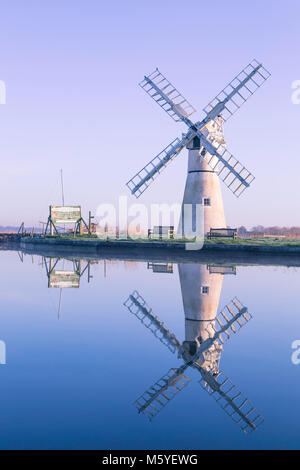 Un tranquillo alba sul fiume Thurne in Norfolk Broads. Foto Stock