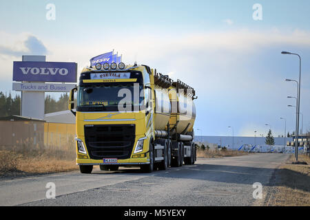 LIETO, Finlandia - 21 Marzo 2015: Giallo Volvo FH autobotte sulla strada nei pressi di Volvo Truck Center. Volvo è il più grande camion pesanti brand in n. Foto Stock