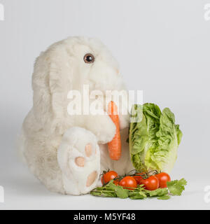 Il coniglietto di pasqua gode di verdure. Foto Stock