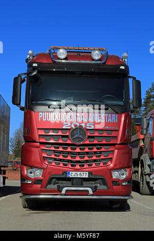 SALO, Finlandia - 14 Marzo 2015: Mercedes-Benz Arocs 3563L 8x4 Legname camion per il caricamento del registro della concorrenza. Il trentesimo giro per campionati finlandesi del log Foto Stock
