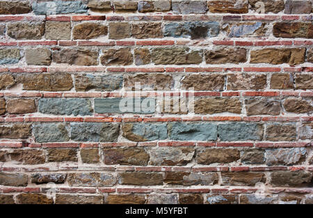 Esterno antico muro del vecchio marrone, verde mattoni, pietre, modello medievale Foto Stock