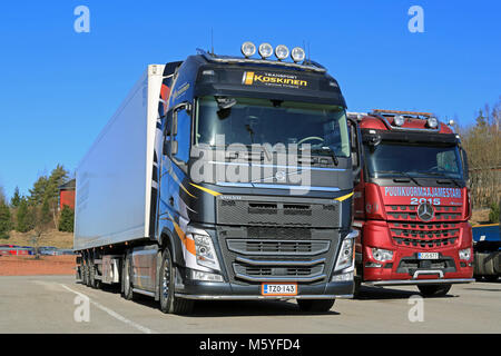 SALO, Finlandia - 14 Marzo 2015: nuova Volvo FH e Mercedes-Benz Arocs carrelli parcheggiati. Volvo e Mercedes-Benz sono tra i primi tre nel primo finlandese t Foto Stock