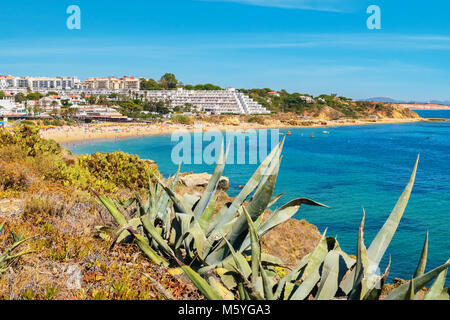 Costa dell'oceano e la spiaggia di Oura (Praia da Oura). Albufeira Algarve Foto Stock