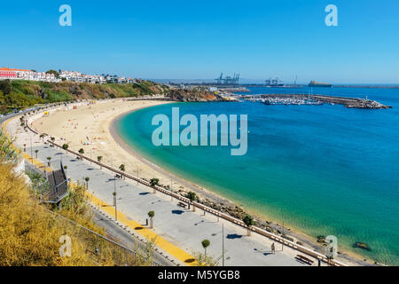 La spiaggia della città e del porto di Sines. Alentejo, Portogallo Foto Stock