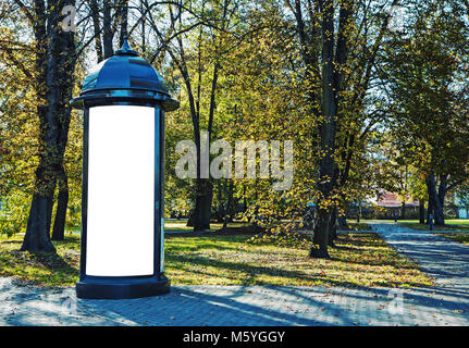 Vuota la pubblicità outdoor billboard mockup sulla strada di città aganst alberi d'autunno Foto Stock