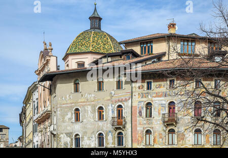 Affreschi sulle case Cazuffi-Rella in piazza del Duomo. Trento è la bellissima città in Trentino Alto Adige, Italia settentrionale. Foto Stock