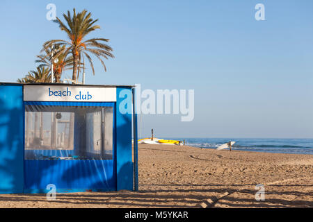 Spiaggia mediterranea in Sant Salvador, quartiere marittimo di El Vendrell, Catalonia,Spagna. Foto Stock