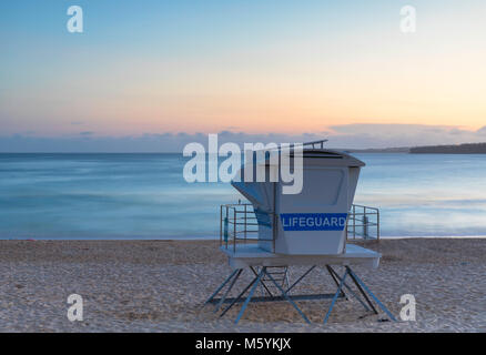 Torre bagnino sulla spiaggia Bondi al tramonto, Sydney, Nuovo Galles del Sud, Australia Foto Stock