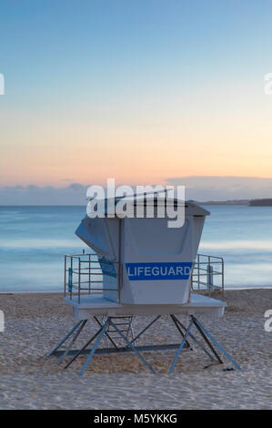 Torre bagnino sulla spiaggia Bondi al tramonto, Sydney, Nuovo Galles del Sud, Australia Foto Stock