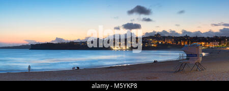 La spiaggia di Bondi al tramonto, Sydney, Nuovo Galles del Sud, Australia Foto Stock