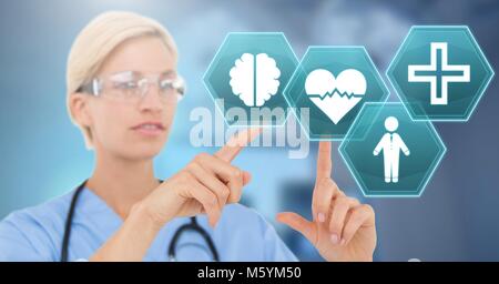 Medico donna interagire con medici interfaccia esagonale Foto Stock