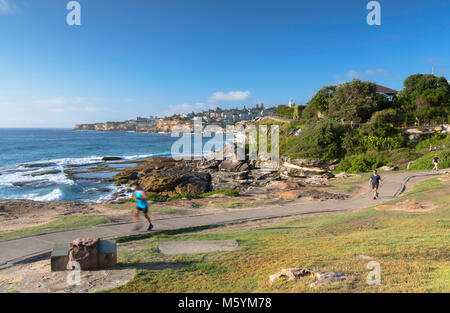 Persone fare jogging lungo Bondi a Bronte a piedi, Sydney, Nuovo Galles del Sud, Australia Foto Stock