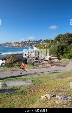 L'uomo jogging lungo Bondi a Bronte a piedi, Sydney, Nuovo Galles del Sud, Australia Foto Stock