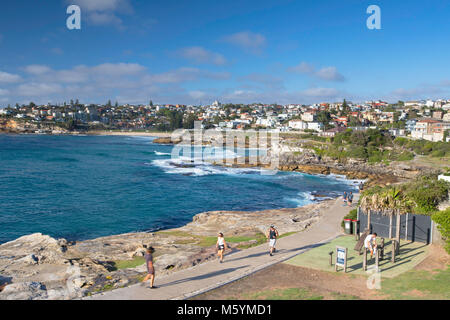 Persone fare jogging lungo Bondi a Bronte a piedi, Sydney, Nuovo Galles del Sud, Australia Foto Stock