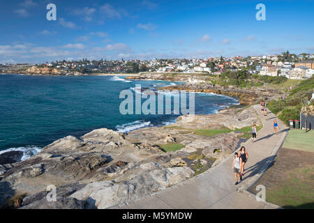 Persone fare jogging lungo Bondi a Bronte a piedi, Sydney, Nuovo Galles del Sud, Australia Foto Stock