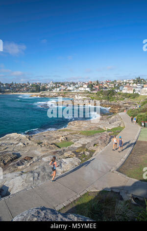 Persone fare jogging lungo Bondi a Bronte a piedi, Sydney, Nuovo Galles del Sud, Australia Foto Stock