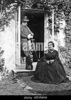 CHARLES KINGSLEY (1819-1875) romanziere inglese, storico e religioso con sua moglie Francesca Grenfell in casa loro a Eversley, Hampshire circa 1865 Foto Stock