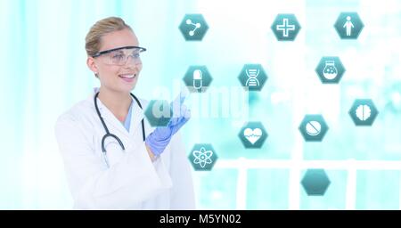 Medico donna interagire con medici interfaccia esagonale Foto Stock