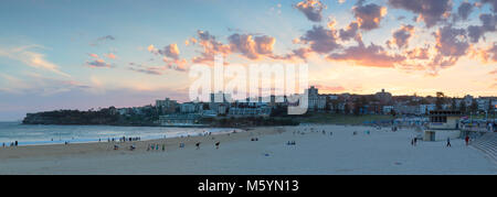 La spiaggia di Bondi al tramonto, Sydney, Nuovo Galles del Sud, Australia Foto Stock