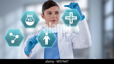 Medico donna interagire con medici interfaccia esagonale Foto Stock