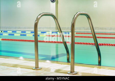 Lap pool con contrassegnati corsie. Svuotare la piscina senza persone con calma acqua stagnante. Sport acquatici nella piscina interna, Spa e il complesso sportivo Foto Stock