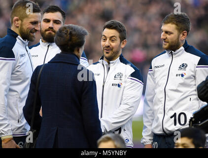 Sua altezza reale la principessa Anna parla con scozzesi Greig Laidlaw come la Scozia il capitano John Barclay, Jamie Bhatti, e Finn Russell guardare prima la RBS Sei Nazioni corrispondono a BT Murrayfield, Edimburgo. Foto Stock