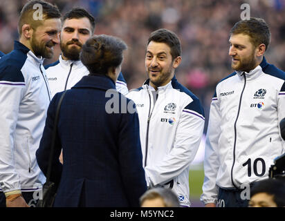 Sua altezza reale la principessa Anna parla con scozzesi Greig Laidlaw come la Scozia il capitano John Barclay, Jamie Bhatti, e Finn Russell guardare prima la RBS Sei Nazioni corrispondono a BT Murrayfield, Edimburgo. Foto Stock