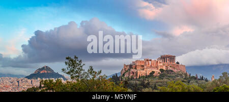 Acropolis Hill e il Partenone di Atene, Grecia Foto Stock