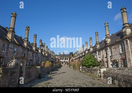 Vicari vicino alla Cattedrale di Wells Somerset REGNO UNITO fila storica di cottages, case e camini Foto Stock