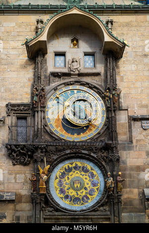 Praga, Repubblica Ceca - 6 Ottobre 2017: quadrante astronomico e orologio meccanico dell'Orologio Astronomico di Praga sul Municipio in piazza della Città Vecchia Foto Stock